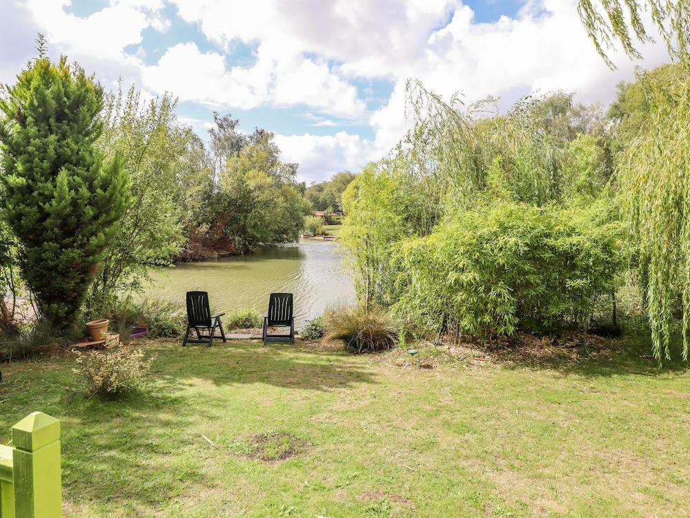 Lakeside Lodge Retreat