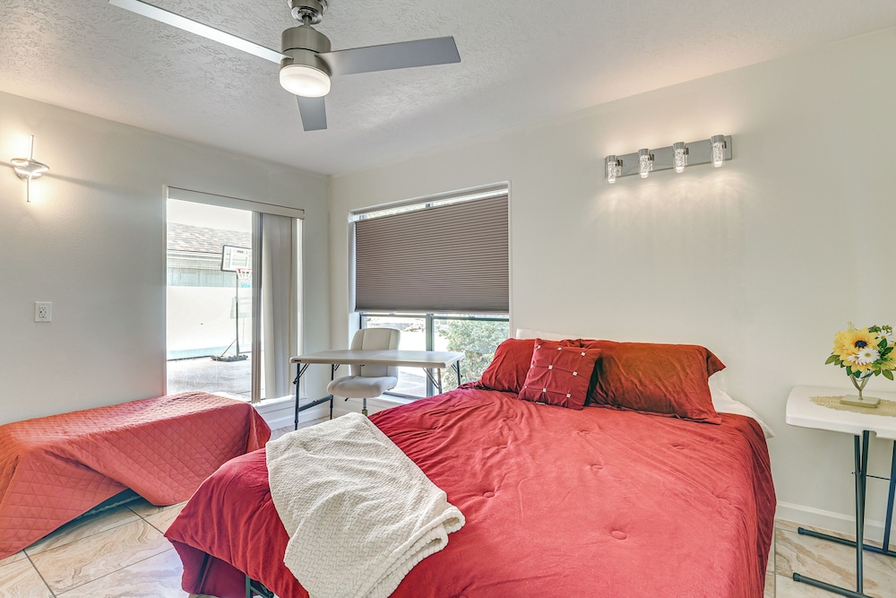 Shop & Explore: Duplex Unit 8 Mi to NRG Stadium!