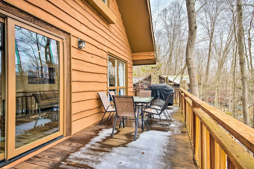 Lake Ariel Cabin w/ Community Pool & Lake Access! view 4