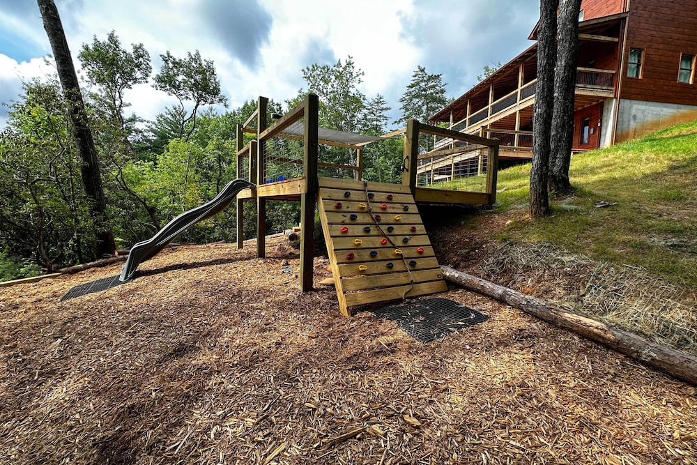 Blue Ridge Vacation Rental w/ Deck & Game Room! view 2
