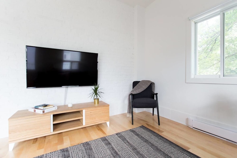 Stylish & Unique 3 Bdr Flat With Parking! view 4