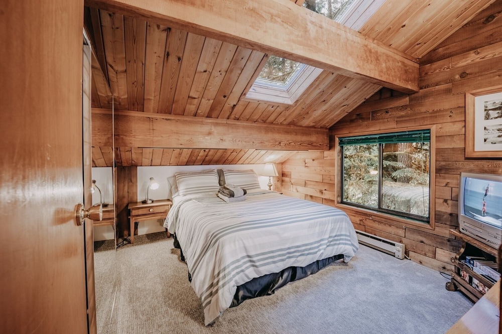 26sl - Hot Tub - Bbq - Game Room - Sleeps 8 3 Bedroom Home by RedAwning