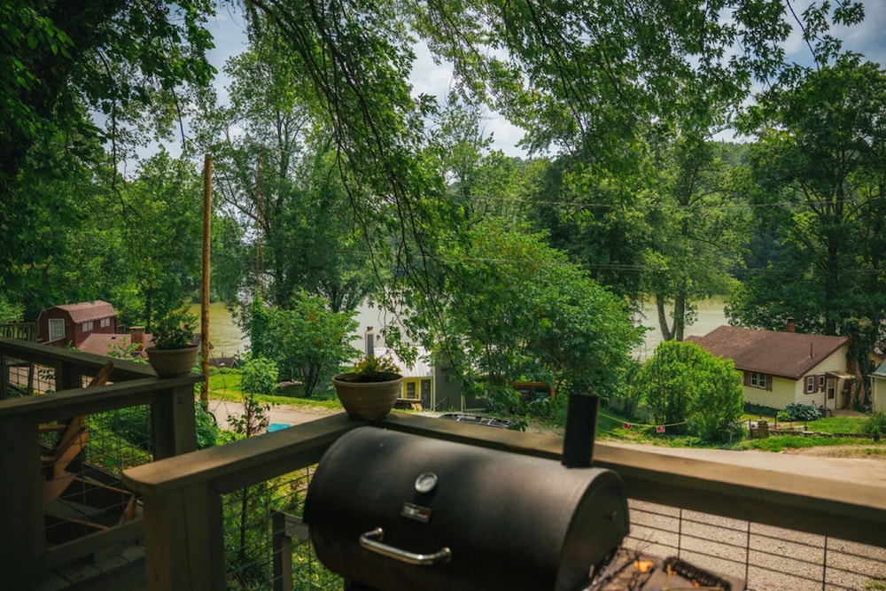 Lakefront Hilltop Cabin Hot tub Firepit