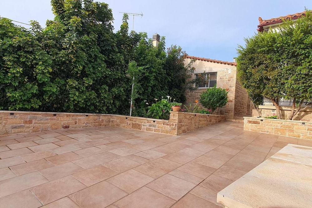 Charming 3-bed House in Tyros view 4