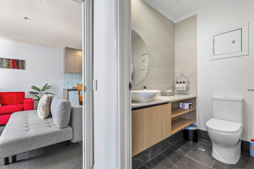City Getaway 1BR Apt w Pool & Gym I Zodiak Stays