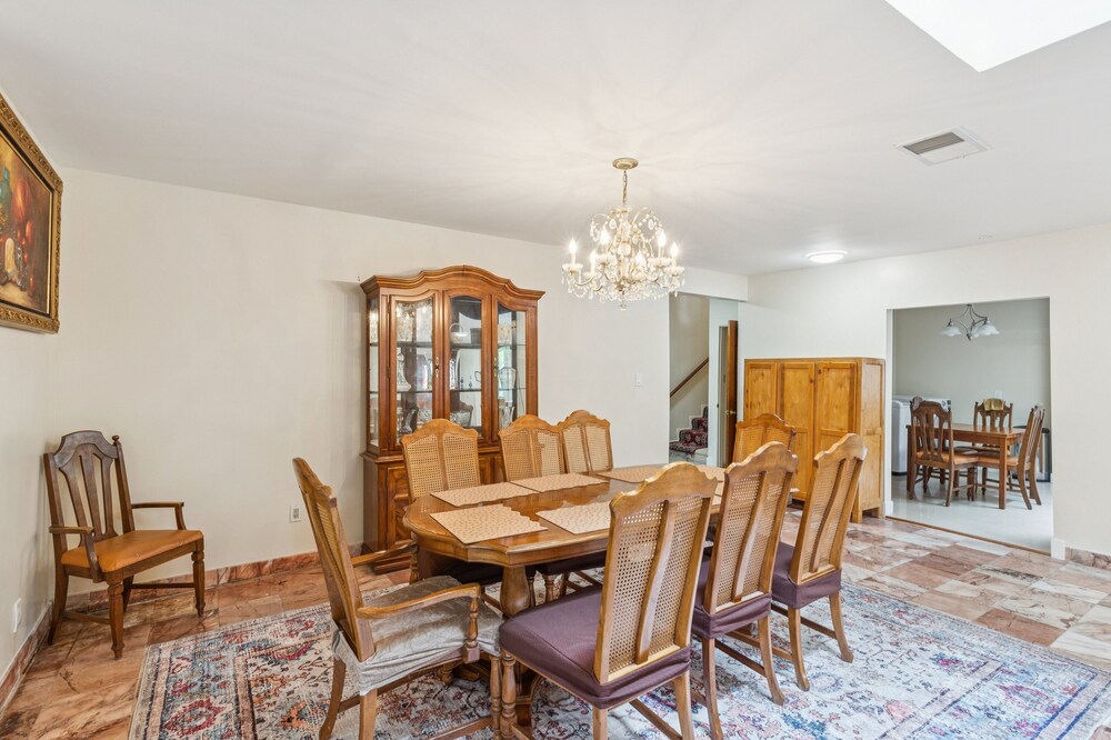 Russell House Near Hollywood & Griffith Park 3 Bedroom Home
