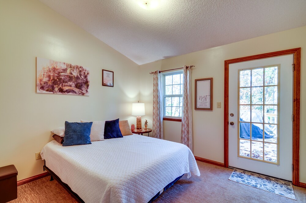 Burnside Resort Cabin w/ Hot Tub & Outdoor Spots!