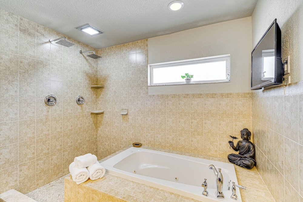 6 Mi to Beach: Family Oasis w/ Pool in Cape Coral