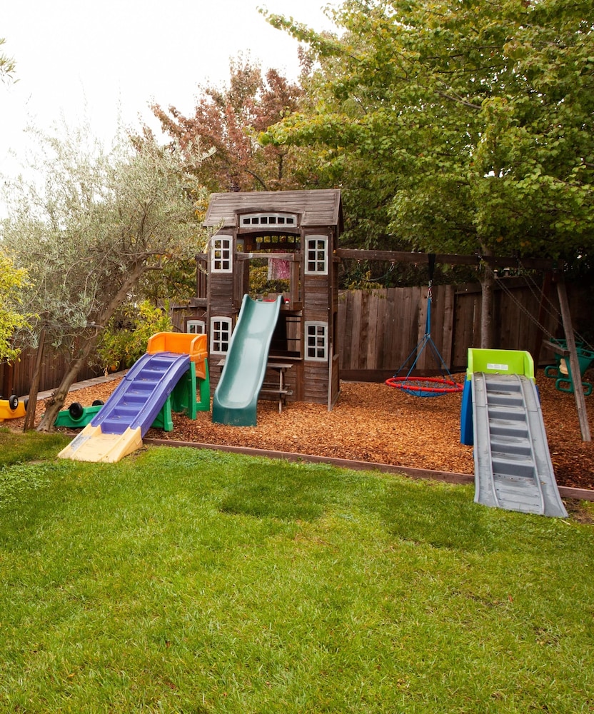Wine-tasting, Light-filled And Kid-friendly House 5 Bedroom Home by RedAwning view 5