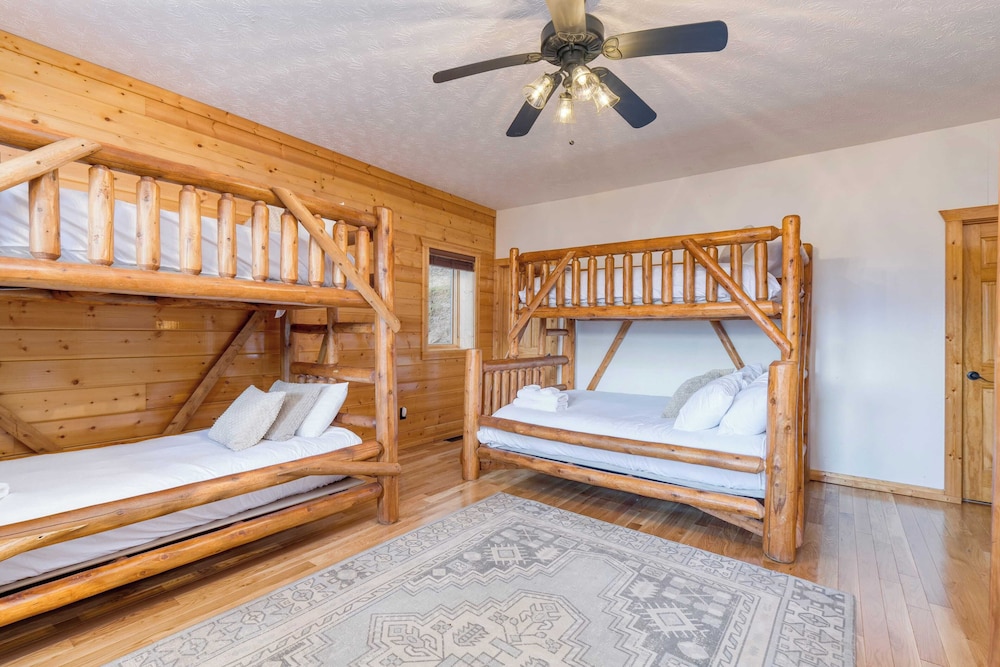 Pinnacle Chalet by Avantstay Luxury Cabin w/ Panoramic Views, Fireplace & Game Room