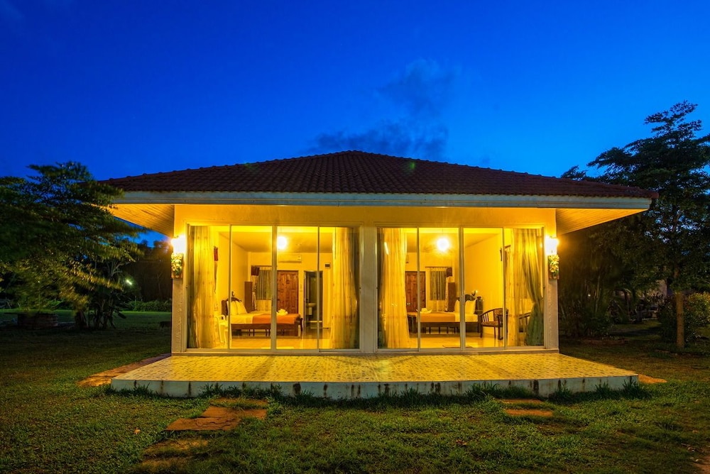 Hotel Starlight Beach Resort Chumphon - Image 1