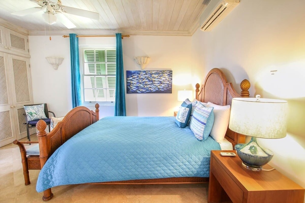 Ocean views apt with shared rooftop pool: Beacon Hill Surf by BSL Rentals