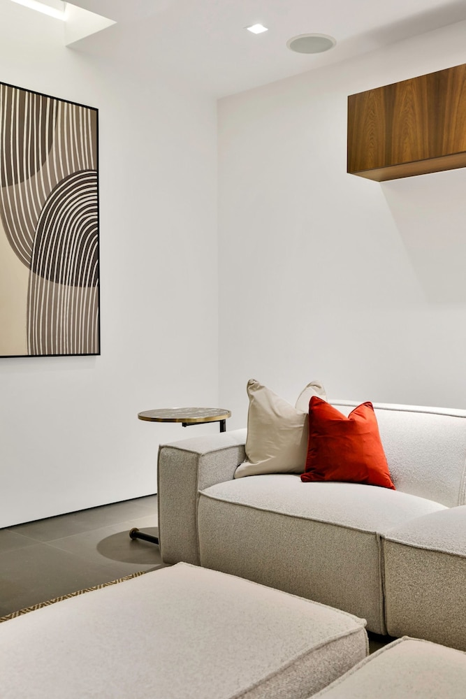Paddington Luxury 3-bed Mews Private Cinema Gym
