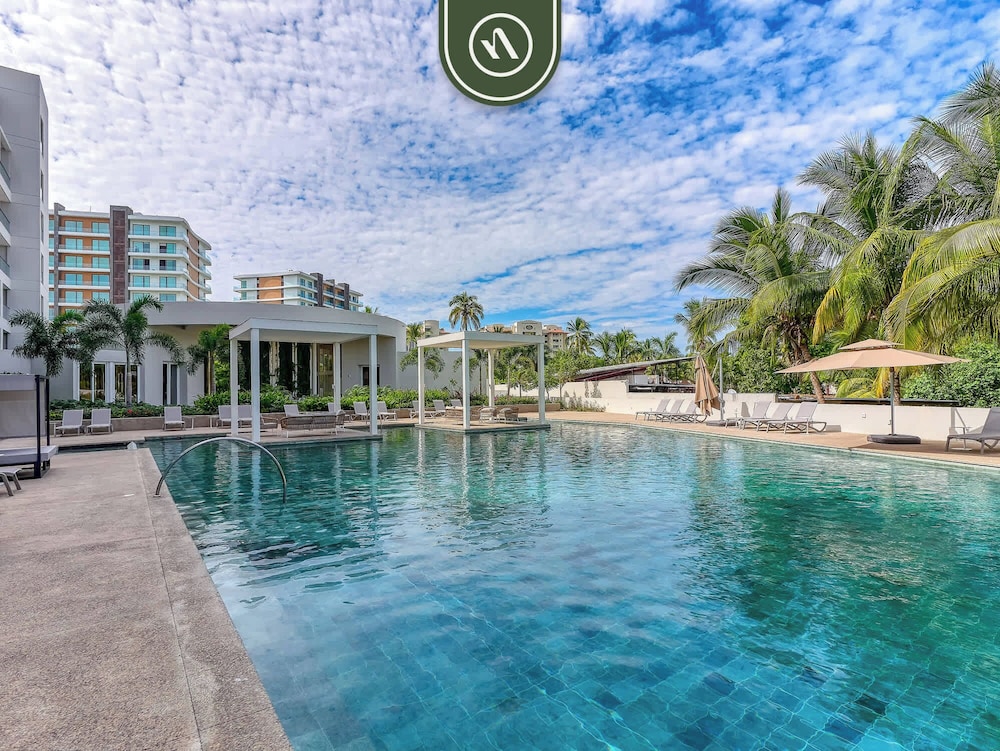 Luxury Condo With Canal View - Near Beach