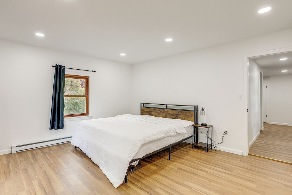 Updated Getaway w/ Sauna & Yard in Bloomsbury!