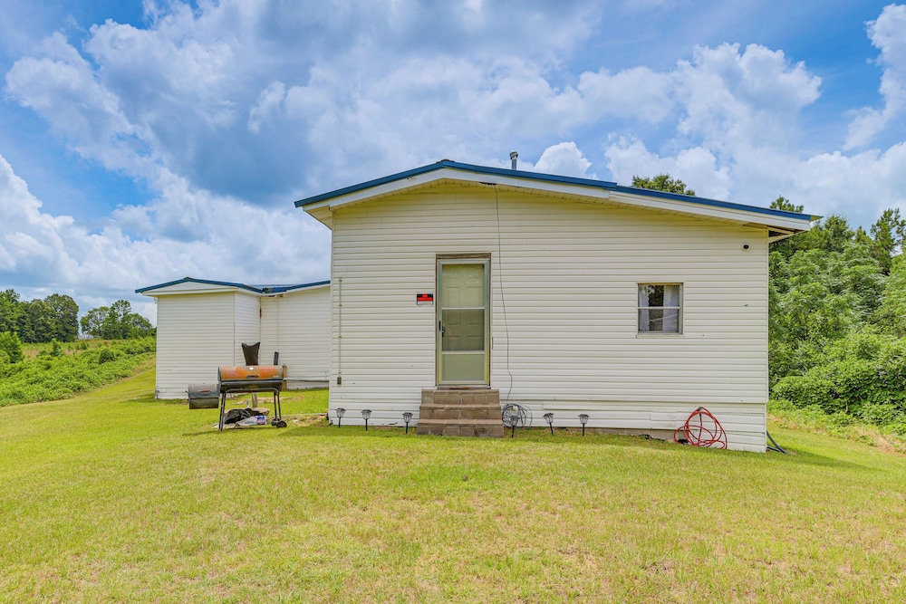 Clanton Cottage w/ Charcoal Grill & Porch!
