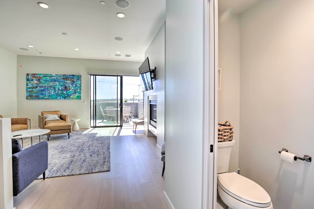 Chic San Diego Abode Rooftop Balcony + Bay Views!