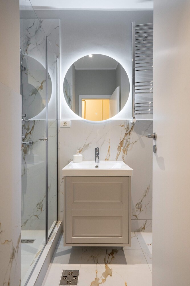 Romanian Athenaeum Flat - Refined 3BR Steps from Calea Victoriei