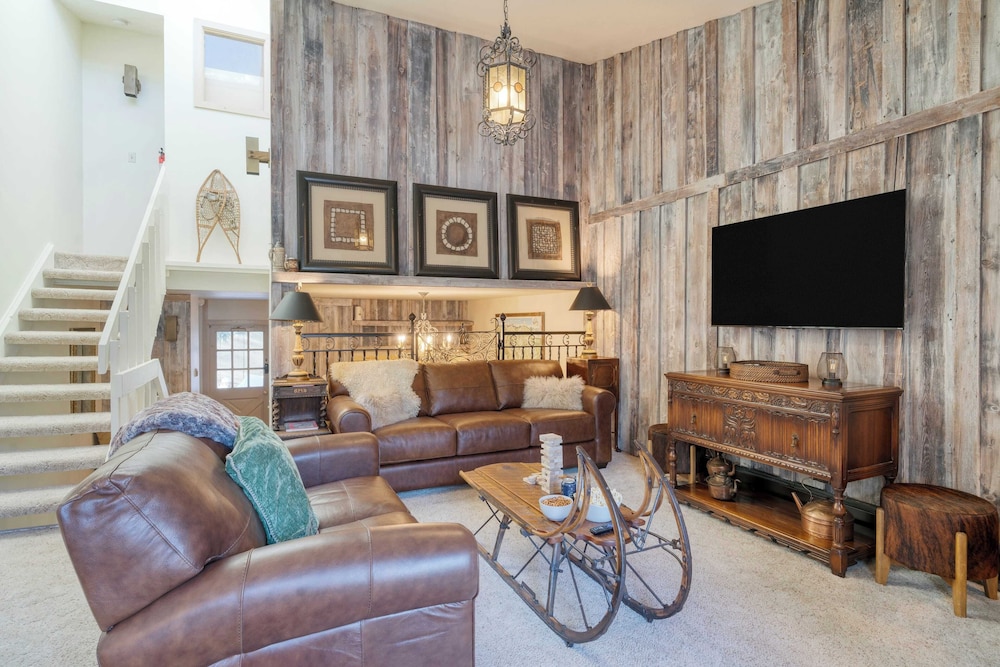 Vail Vista Mountain Retreat w/ Balcony & Views, Near Vail Ski Village
