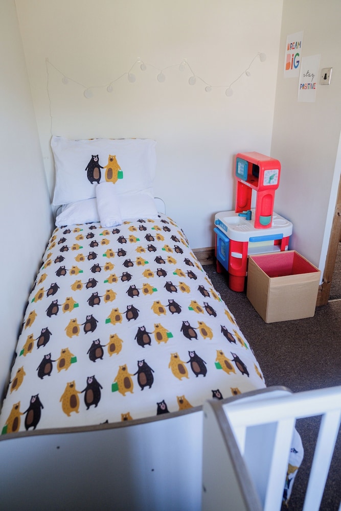 6-bed House - Sleeps 13 - Families & Contractors