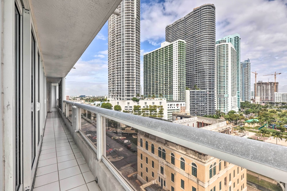 Waterfront High-rise Condo - Miami Beach 5 Mi