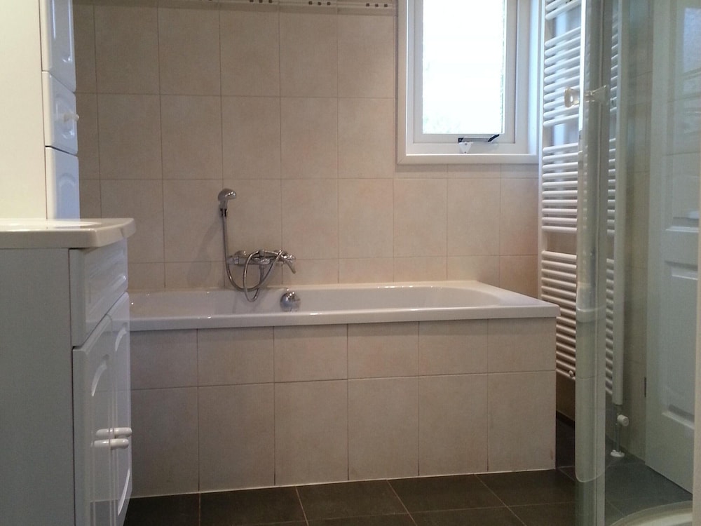 Tidy Holiday Home With Dishwasher view 5