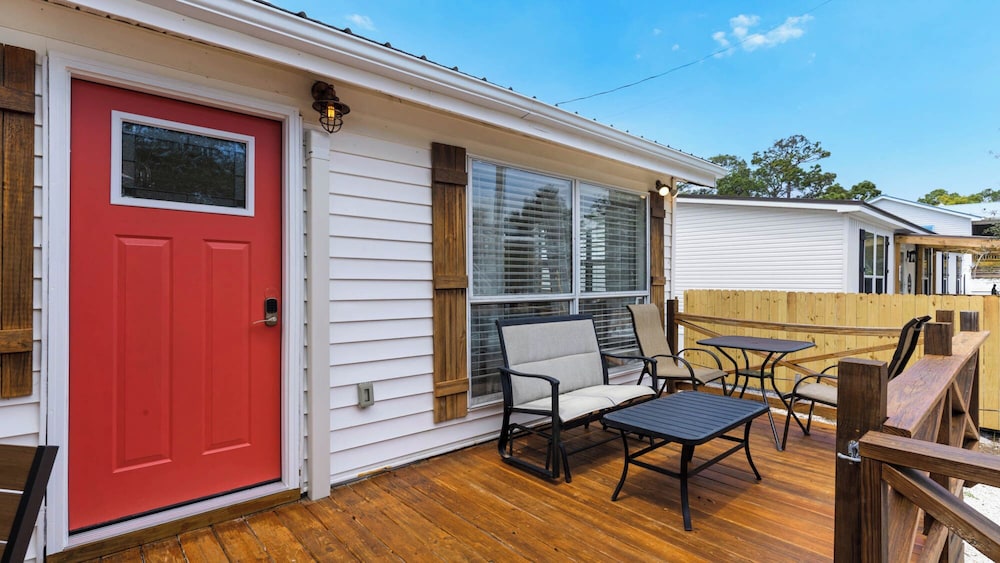 2BR Home, Private Heated Pool, 4 Bikes, Beach Access