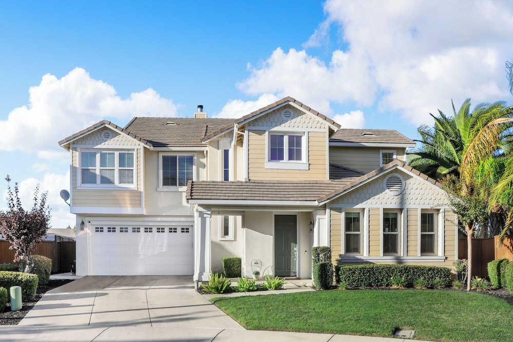 3 Mi to Main St Tracy: Homey Retreat w/ Game Room!