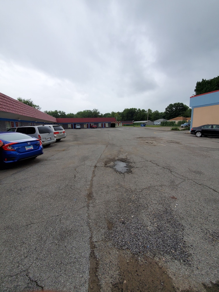 Gray Plaza Motel