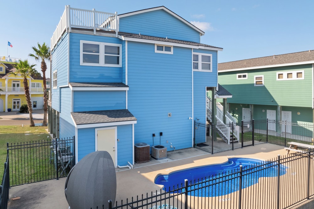 Port Aransas Home: Private Pool < 1 Mi to Beach!