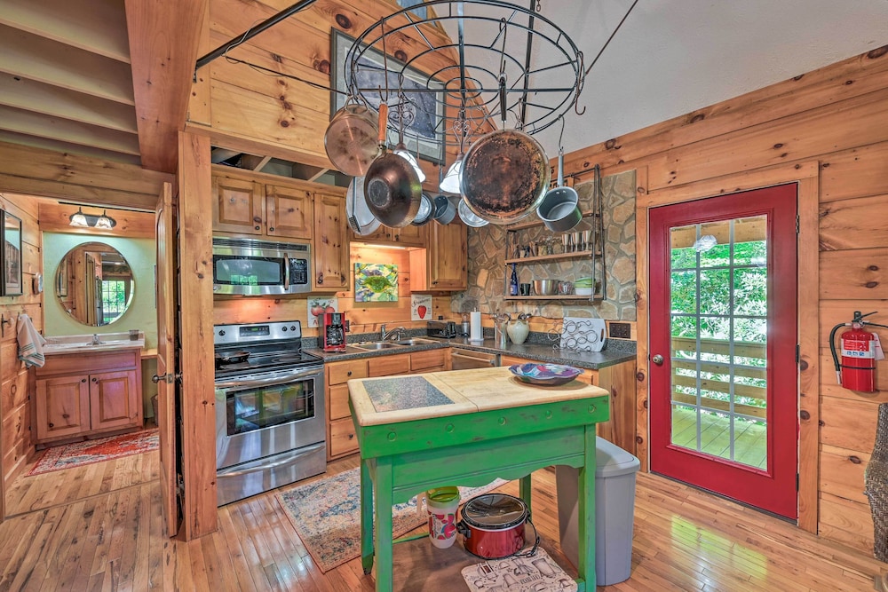 Charming Fancy Gap Cabin w/ Deck & Gas Grill! view 3