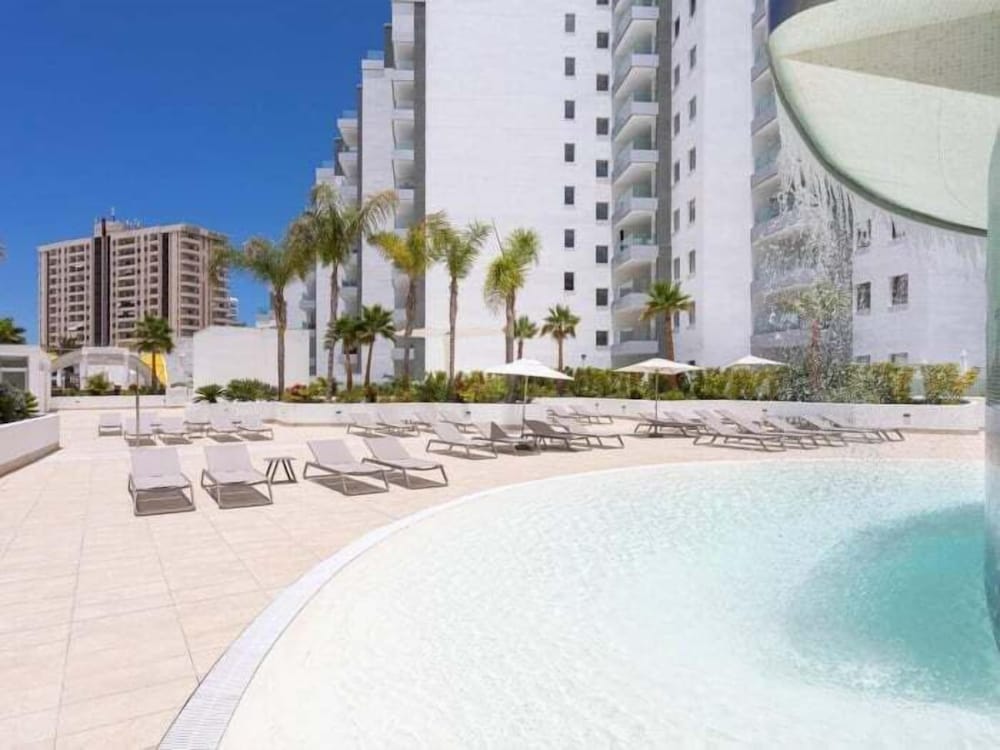 Ocean Garden 2BR Apartment Heated Pool Parking