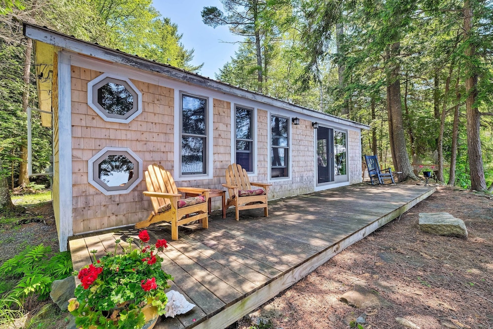Cozy Lakefront Madison Cabin w/ Dock & Kayaks