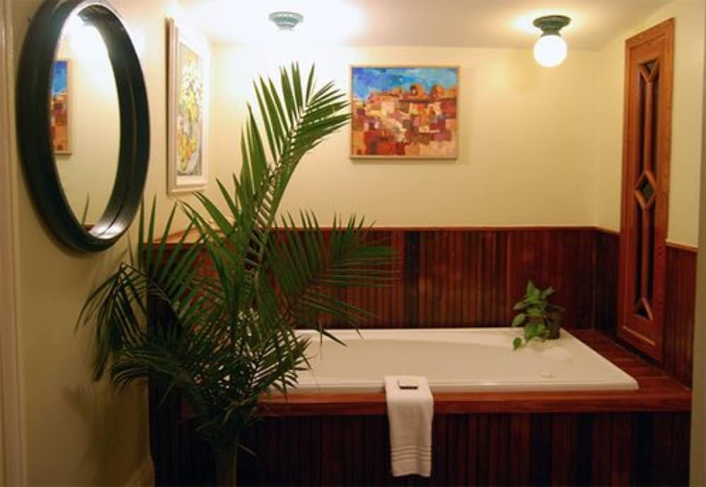 Columbus Vacations - Rothschild-Pound House Inn - Property Image 2