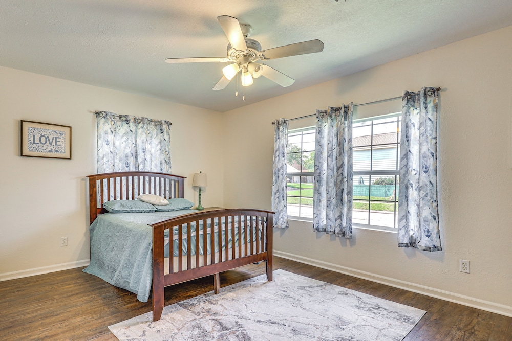 1 Mi to Moody Gardens & Beaches: Galveston Home