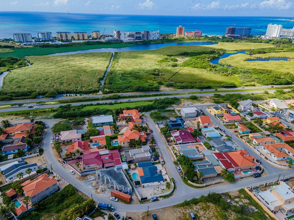 Newly Renovated 4BR 4BA Private Pool Eagle Beach