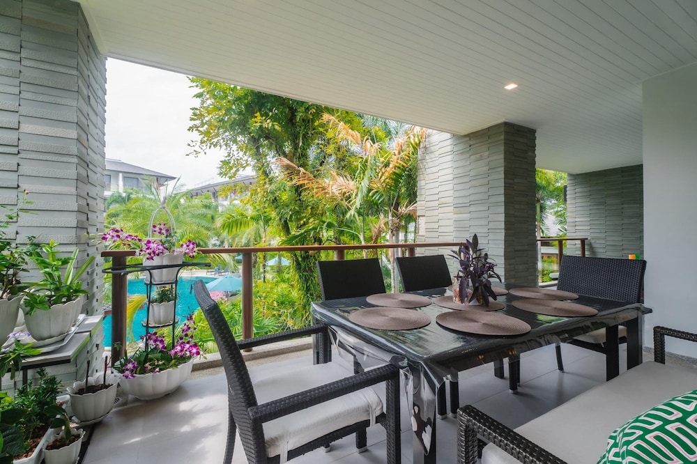 Pearl Of Naithon 3 Bedroom Beachfront Condo
