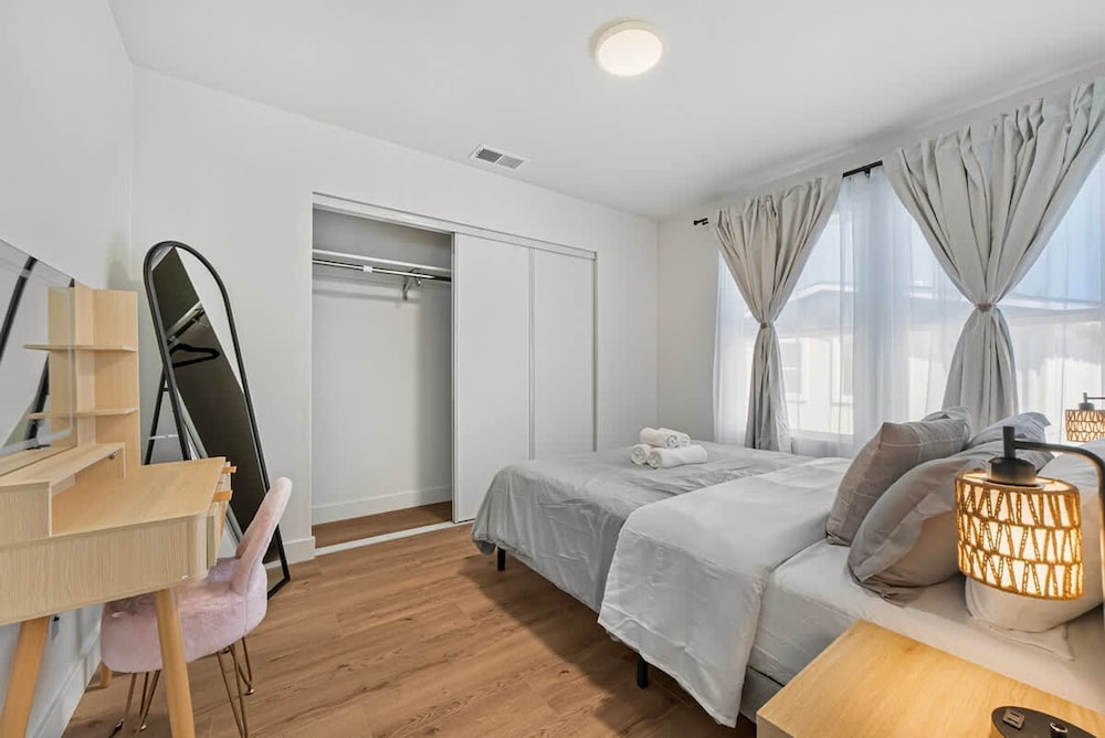 Massive 8BR Home in Hayward With AC Free Parking