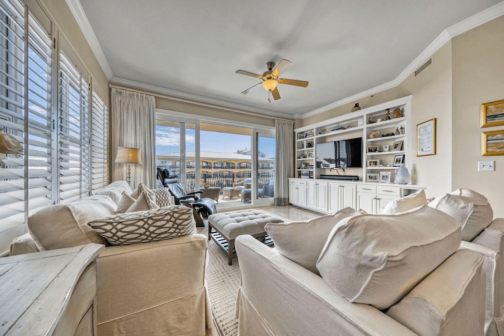 Salt Water Express by Avantstay Top Floor Corner Unit Adagio
