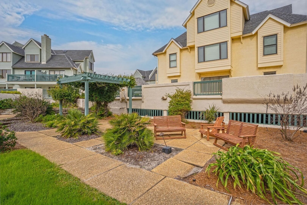 Condo with Resort Access - Great North Island Location