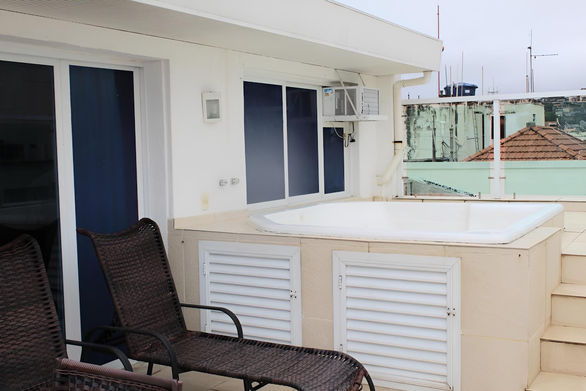 Pineapples F27 Copacabana Penthouse and Pool view 4