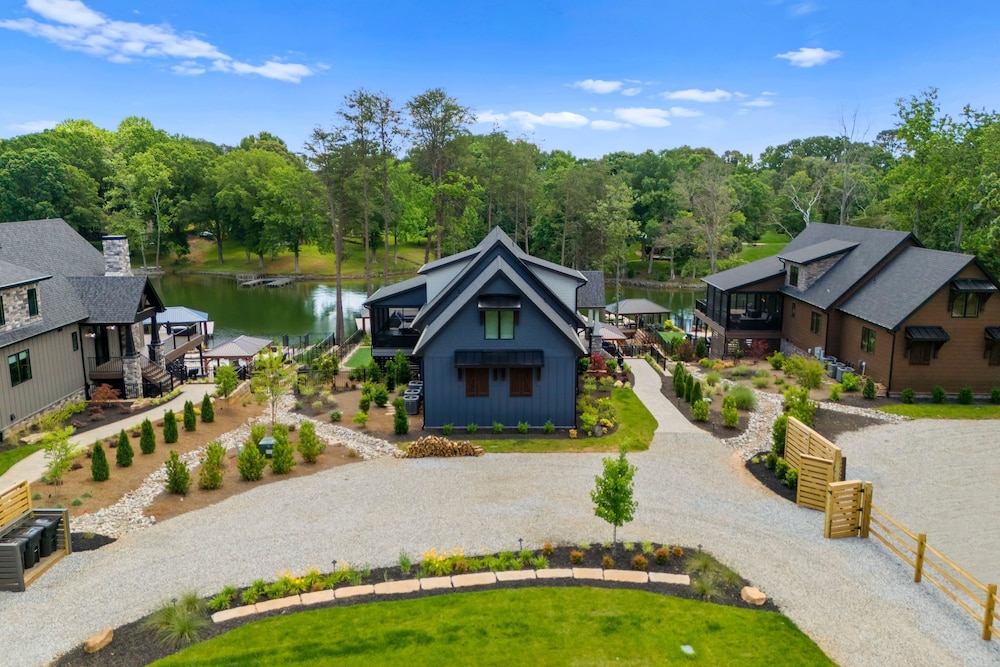 Blue Heron by Avantstay Lakefront Dock Pool Theater Sleeps 22