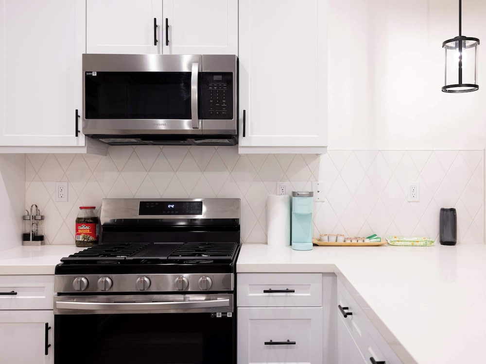Near ONT Modern Designer Stay Bright Chic Spacious