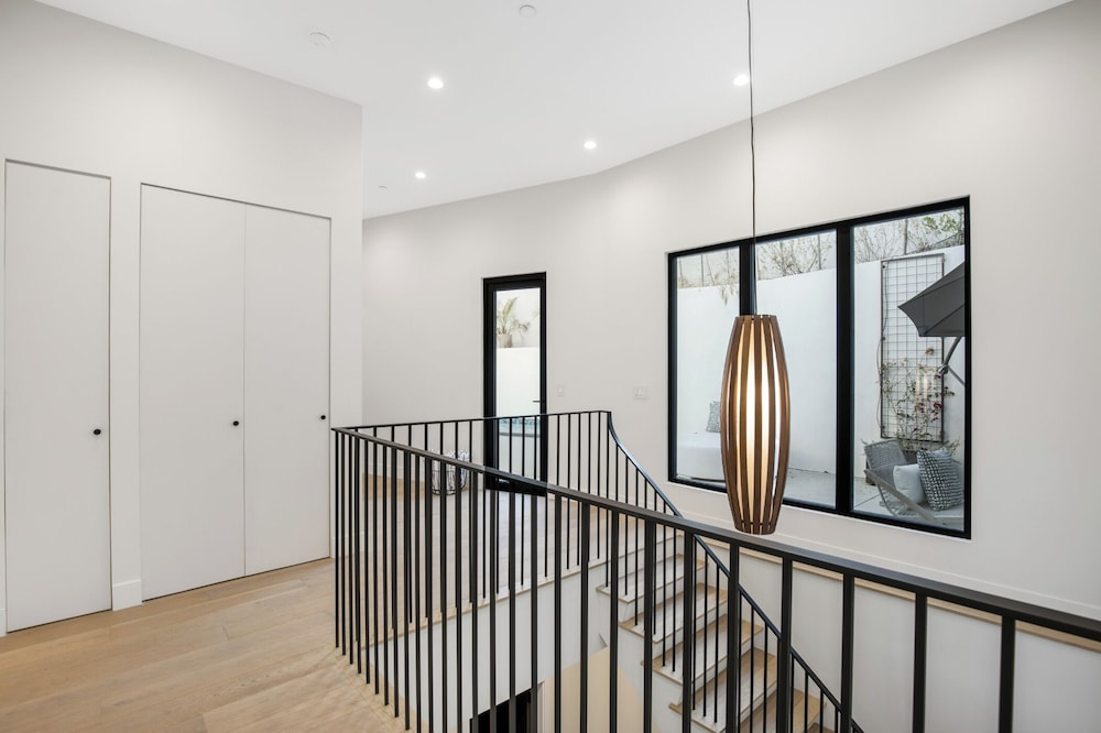 Belden Modern Villa - Iconic Hollywood Hills Retreat