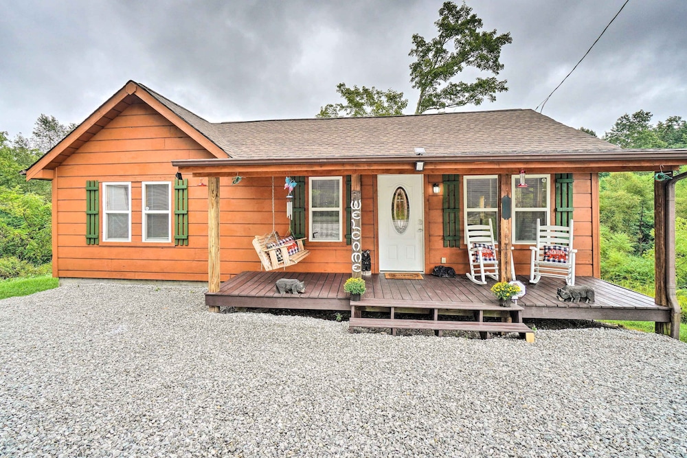 Charming Jamestown Cabin w/ Large Backyard! view 4
