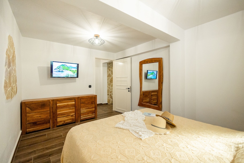 Mathraki Resort