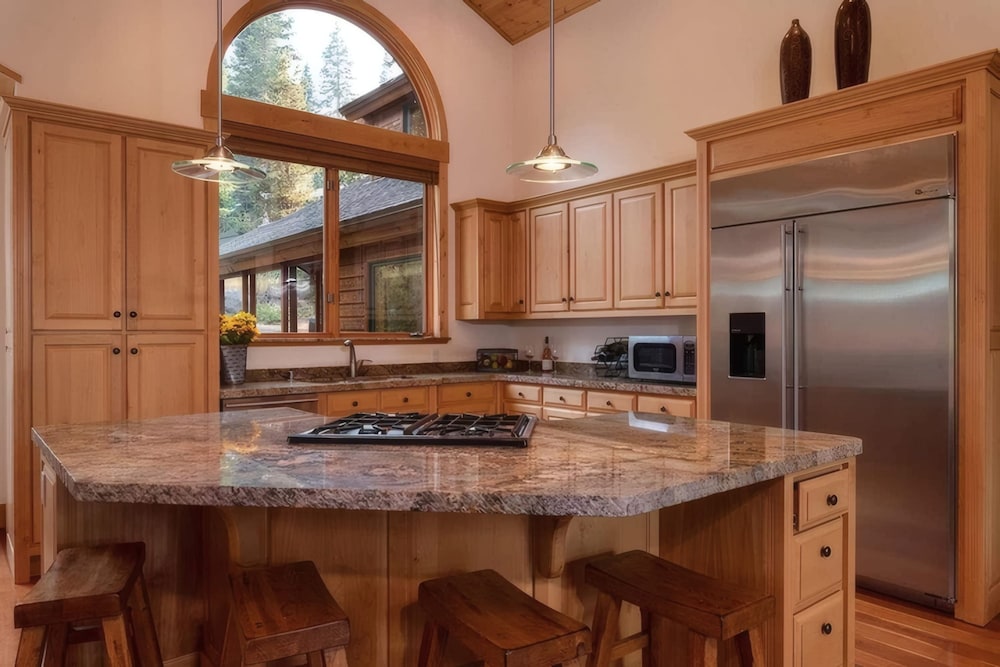 Donner Ridge by Avantstay Minutes to Skiing Deck Ping Pong Pool Table