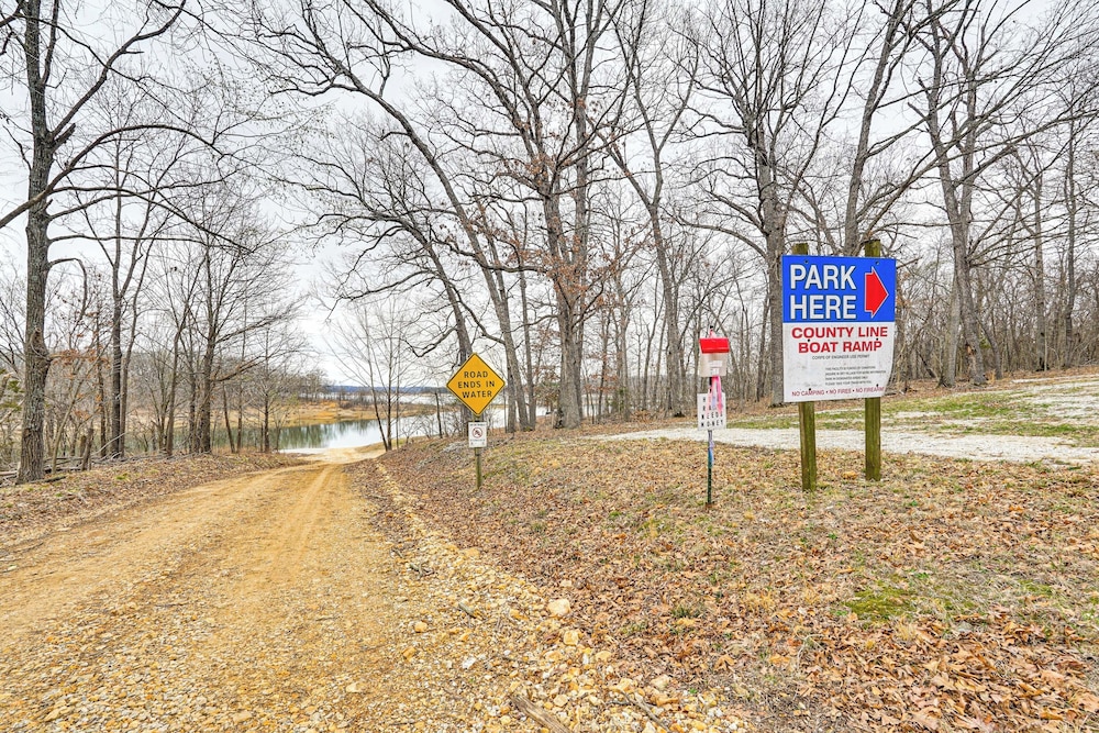Truman Lake Retreat: Large Deck & On-site Fishing!