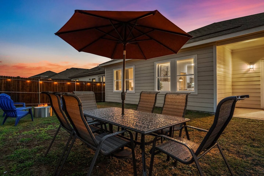 One Level Home Foosball Firepit Quiet Neighborhood
