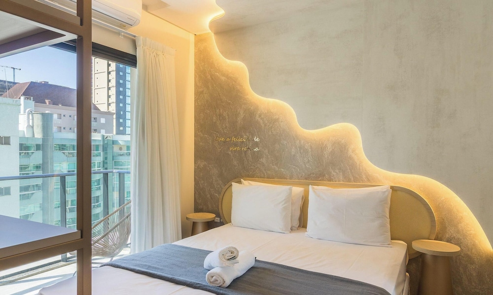 Your Exclusive Stay Just Steps From the sea in Meia Praia - FFS II